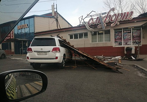 Во Владивостоке шквалистый ветер снёс с ног пешеходов и сорвал крыши домов