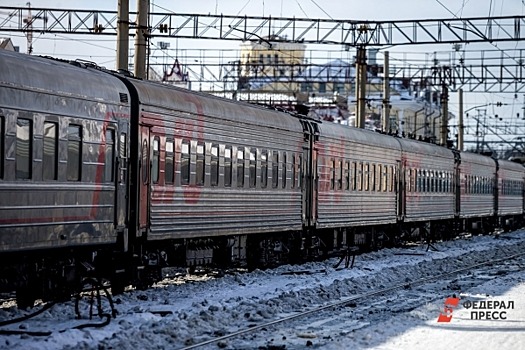 Высадили из поезда за 50 километров до нужной станции: что известно об инциденте в Прикамье