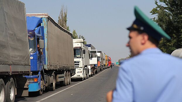 Эксперт «За рулем» объяснил, обязан ли водитель открывать багажник по требованию ДПС