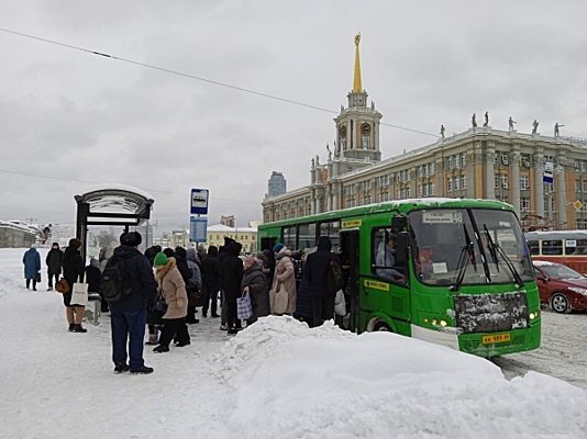 Жители Екатеринбурга жалуются, что начали трудовой год в боях за городской транспорт