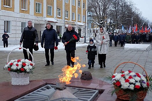 Александр Соколов возложил цветы к Вечному огню