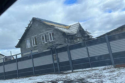 Белгородка пожаловалась на соседа из-за желто-синего тента на крыше его дома