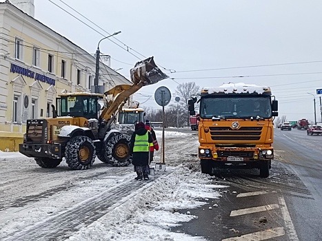 Более ста рабочих убирали улицы Саратова от снега ночью