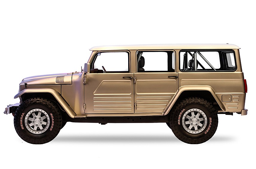 Четверть века назад FJ45 Land Cruiser образца 1967-го скрестили с новой на тот момент «соткой». Внедорожник получил удлинённую раму и более широкий кузов. Подвеска с гигантскими ходами создана исключительно для этого автомобиля на базе серийных деталей Land Cruiser 100.