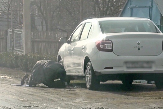 ФСБ показала, как агент СБУ в Запорожье минирует машину под видом инвалида