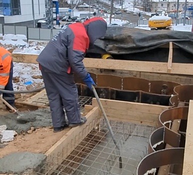 Котлован для будущей вентшахты тоннеля метро начали заливать около ТЦ «Шоколад»