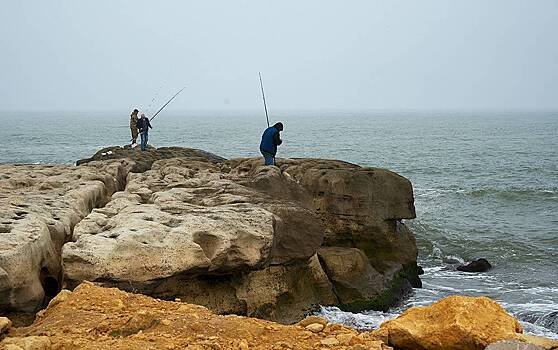 Лодка с тремя рыбаками перевернулась в Каспийском море