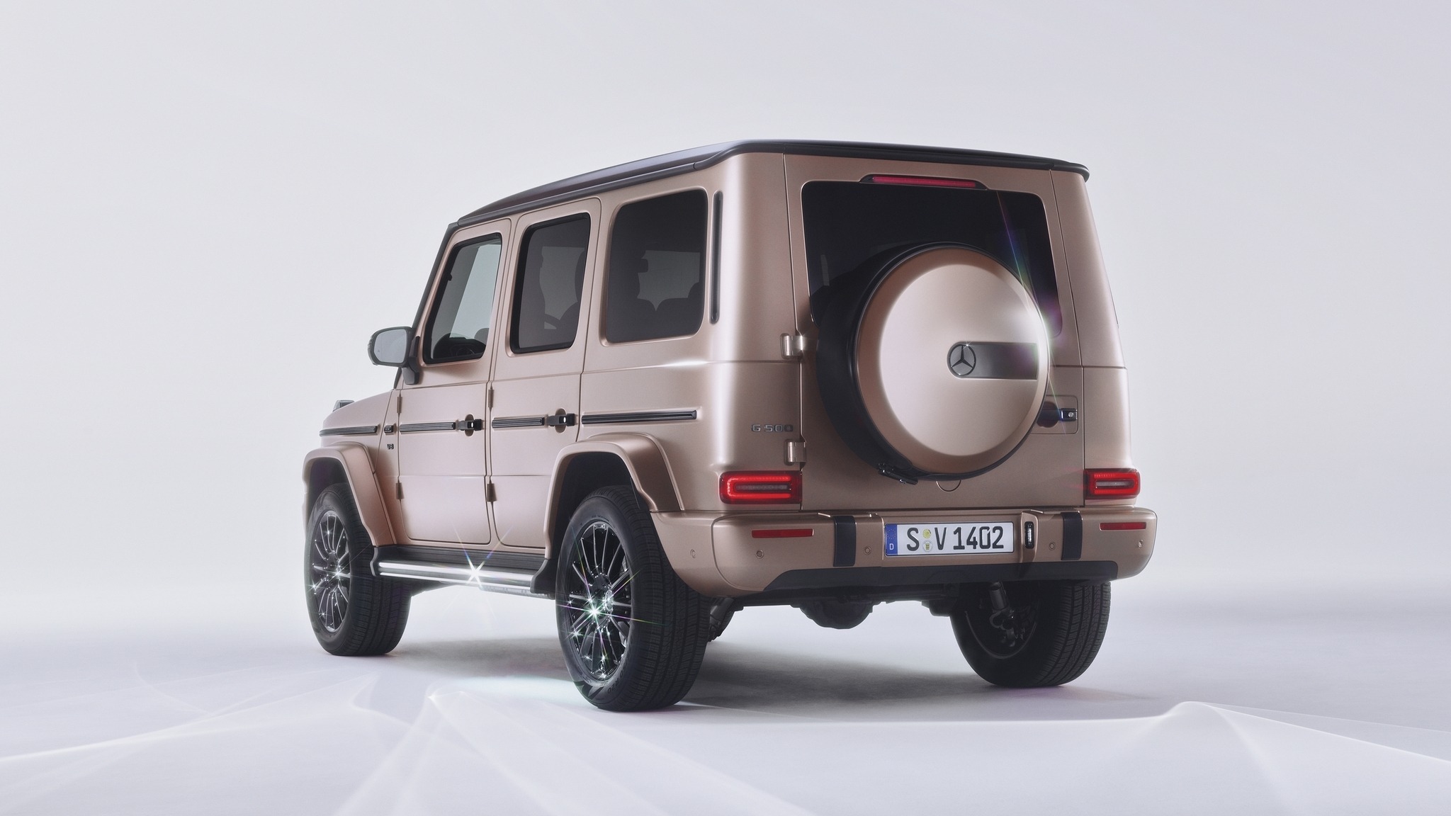 Mercedes-Benz украсил розовый G-Class настоящими бриллиантами3