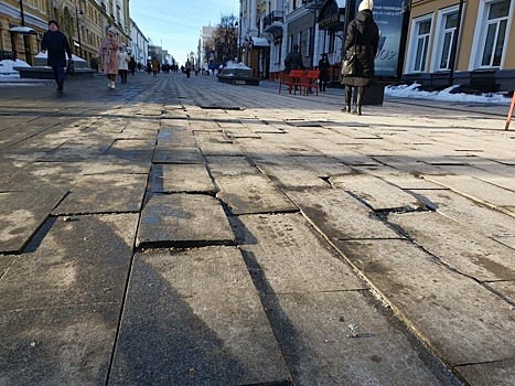 Новая плитка на Большой Покровской потрескалась и пошла волнами