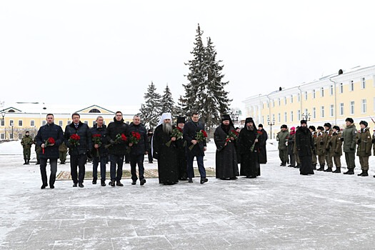 Олег Лавричев возложил цветы к памятнику князю Юрию и епископу Симону