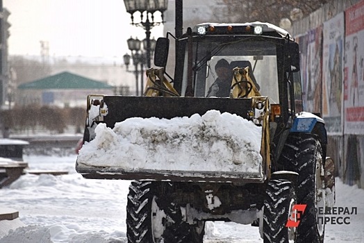 Омские предприятия взялись за уборку снега