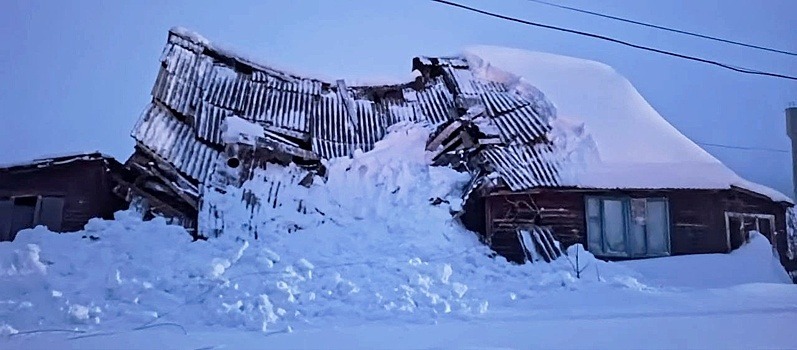 От скопившегося снега в Якшур-Бодьинском районе обрушилась крыша частного дома