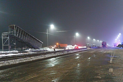 Под Нижним Новгородом на трассу упал пешеходный мост после наезда фуры