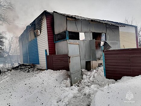 Под Оренбургом пожарные тушат вспыхнувший жилой дом