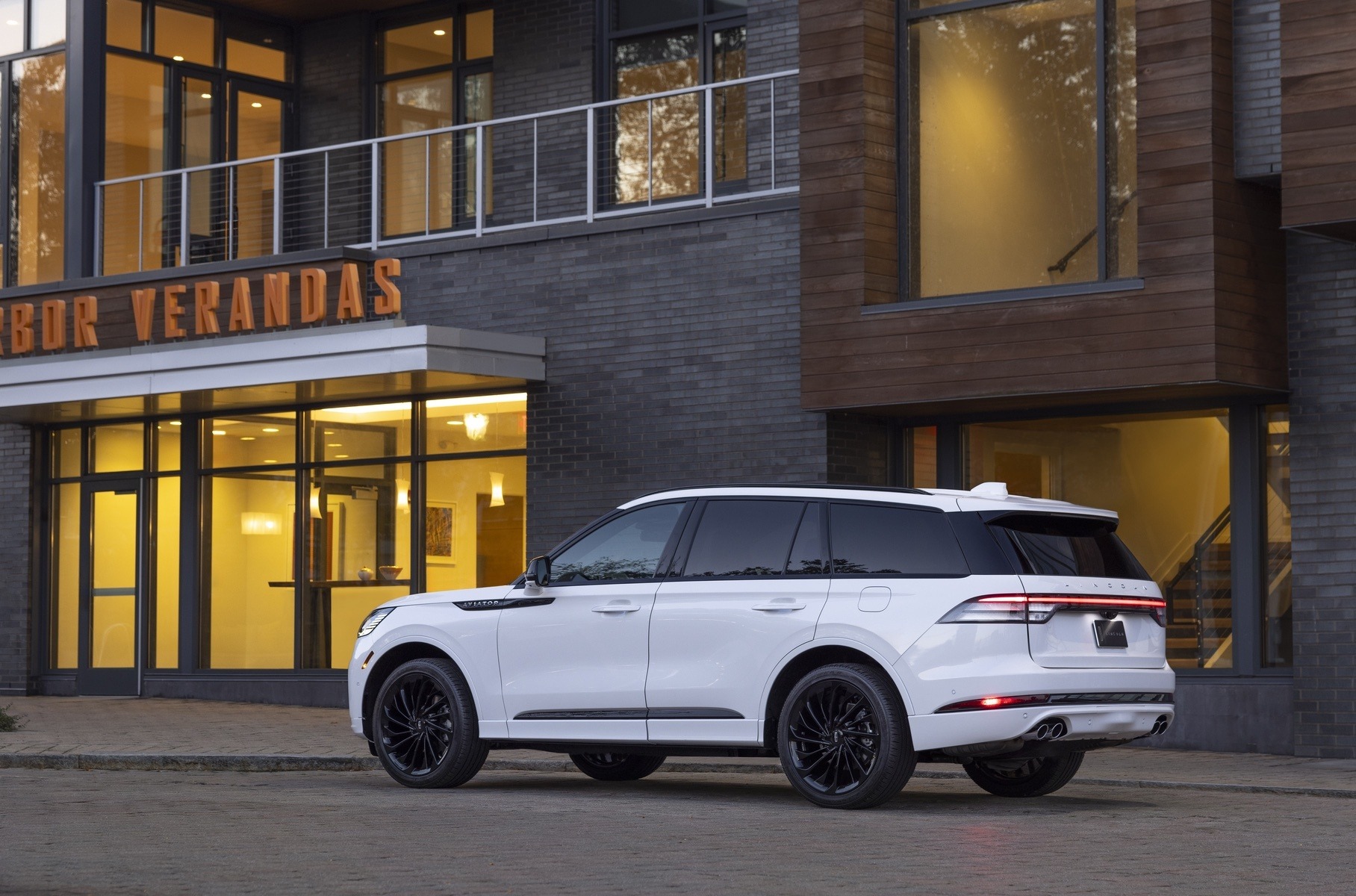 Представлен обновленный Lincoln Aviator5