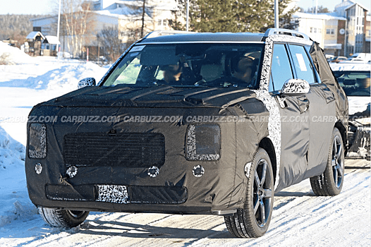 Случайные прохожие сфотографировали обновленный Hyundai Palisade в защите