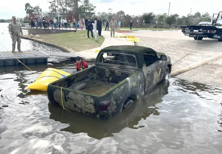 Со дна озера подняли Toyota Tacoma, пролежавший там 10 лет1