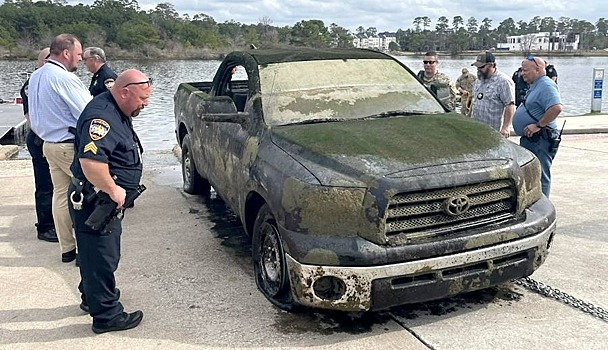 В Техасе со дна озера подняли Toyota Tacoma, пролежавший там 10 лет