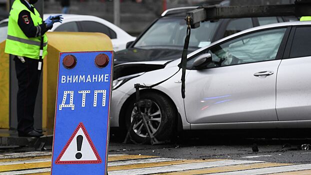 Таксист протаранил три автомобиля на «встречке» в Москве