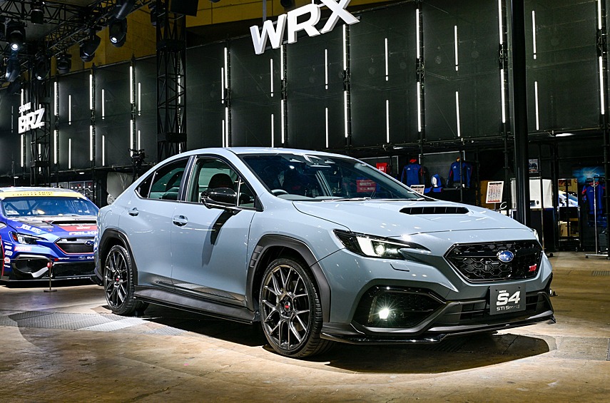 Subaru показала седан WRX S4 STI Sport# от отделения Subaru Tecnica Internations. Он сохранил штатный «оппозит» 2.4 мощностью 275 л.с. с бесступенчатой трансмиссией-вариатором Lineartronic от обычного WRX. А главные доработки — это распорки между опорными стаканами передней подвески и точками крепления задней подвески, дополнительная реактивная штанга крепления силового агрегата, масляный радиатор и кованые колёсные диски BBS диаметром 19 дюймов. Их конструкция спереди и сзади отличается — по словам инженеров Subaru, это должно помогать машине встать на дугу в первой фазе поворота. Внешность дополнена юбкой из углепластика по низу кузова и спойлером на крышке багажника, в салоне — отделка из искусственной замши. Машина будет изготовлена ограниченной серией в 500 экземпляров.