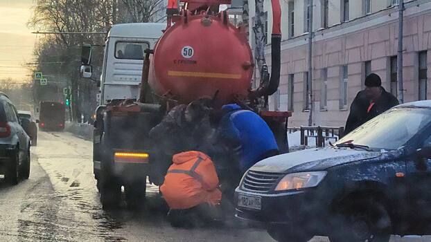 Три жилых здания остались без воды из-за прорыва на улице Октябрьской в Вологде