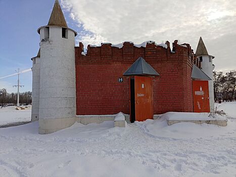 Туалет и памятник местного готического стиля отравил воздух на набережной Воронежа