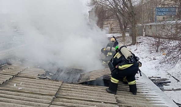 Утром 2 февраля на севере Волгограда вспыхнул крупный пожар на рынке