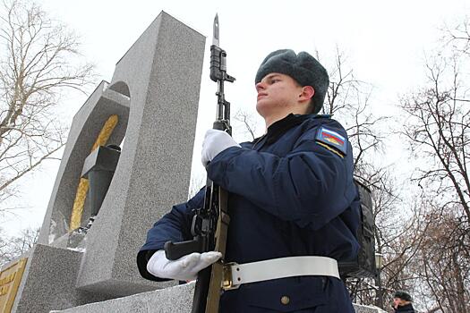 Вдовам бойцов СВО выставили миллионные ценники за памятники. Кто виноват?