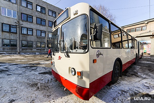 В центре Челябинска загорелся троллейбус