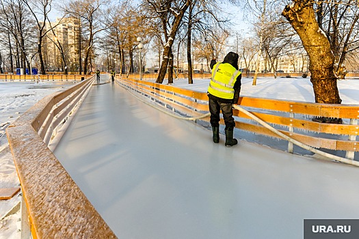 В Челябинске из-за непогоды закрыли ледовые катки сразу в трех парках