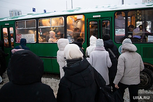 В Екатеринбурге двое парней брызнули в лицо кондуктора из перцового баллончика