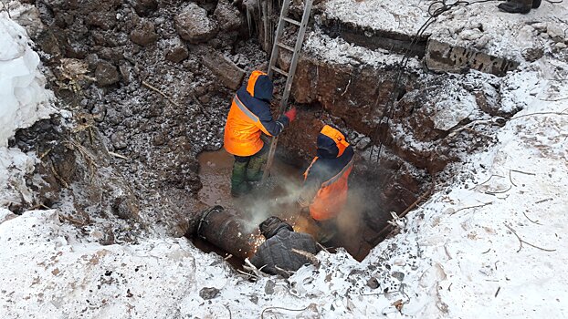 В Ижевске из-за порыва водопровода на улице Баранова перекрыли движение транспорта