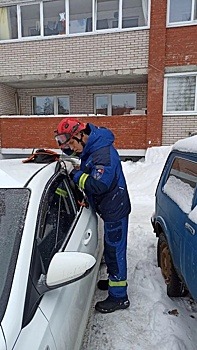 В Ижевске спасатели помогли годовалому ребёнку, запертому в машине