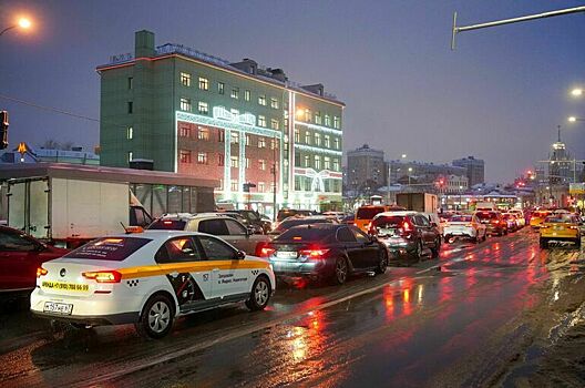 В Москве из-за снегопада образовались восьмибалльные пробки