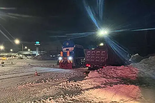 В Норильске водитель самосвала не успел затормозить перед тепловозом