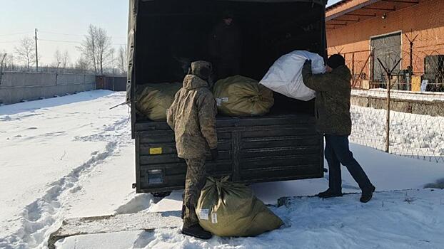 В Новосибирской области транспортные полицейские и работники Росимущества передали в зону СВО 1300 пар обуви, изъятой из незаконного торгового оборота