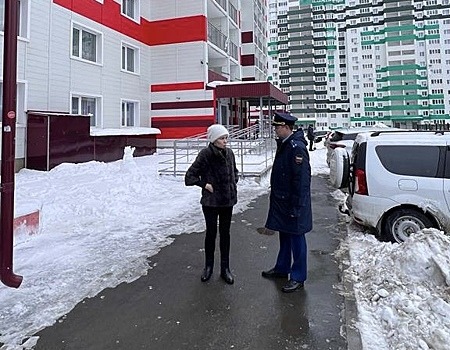 В Оренбурге снег с крыши дома упал на коляску. Директор УК уже получил представление