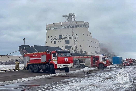 В Петербурге локализовали пожар на ледоколе "Ермак"