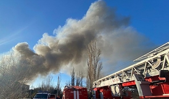 В Тракторозаводском районе Волгограда горит здание