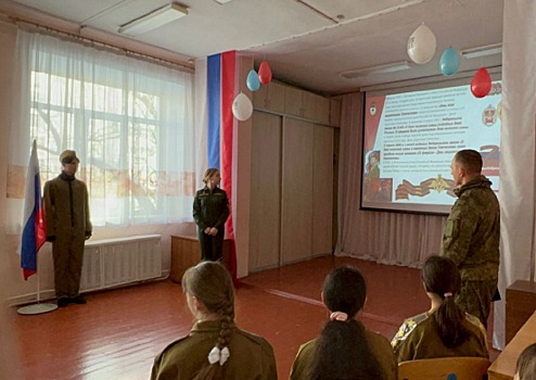 Военнослужащие ЦВО провели урок мужества для школьников Екатеринбурга