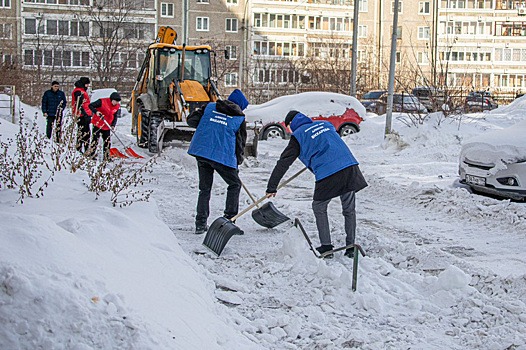 Волонтеры Алексея Вихарева борются с последствиями циклона в Екатеринбурге