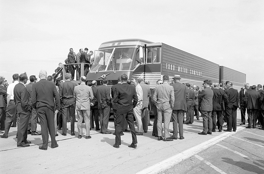 На волне всеамериканской увлеченности космосом и футуризмом Ford в 1964 году представил свой самый яркий концепт-трак — разумеется, с газотурбинным двигателем. В 50–60-х годах разработку автомобилей с газотурбинными двигателями вели все три американских автогиганта — Chrysler, GM и Ford — и компания Генри Форда точно была не в числе отстающих.