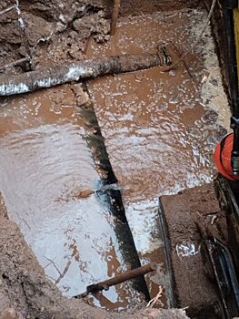 Жилые дома и соцобъекты остались без воды из-за аварии на водопроводе в Сарапуле