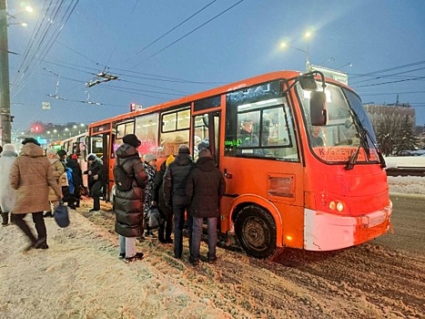 Жители Омска пожаловались экс-мэру города Фадиной на забитые автобусы