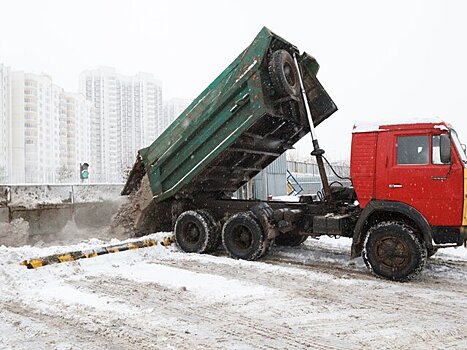 Городские службы продолжают убирать и ворошить снег в Москве