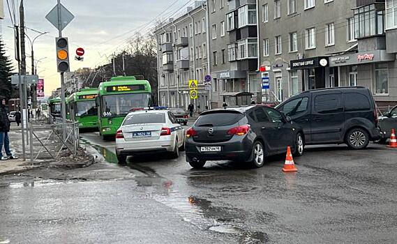 Из-за ДТП встали троллейбусы на Радищева в Курске