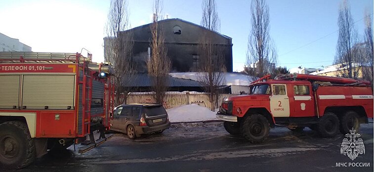 В центре Кирова сгорело здание шиномонтажа