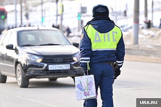 В центре Перми сотрудники ГИБДД дарят цветы женщинам за рулем