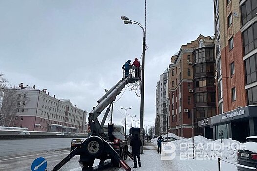 В Казани начали демонтаж праздничных украшений