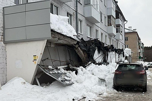 В Казани после падения  козырька магазина завели уголовное дело